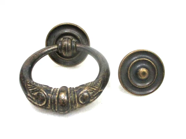 Heurtoir, Marteau de porte en forme d'anneau ouvragé en bronze