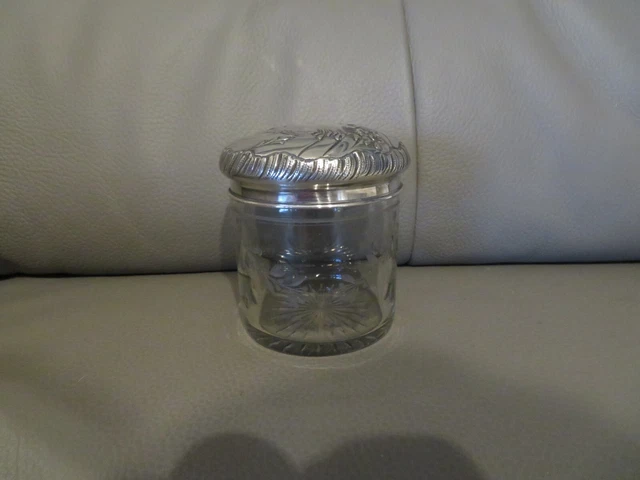 ancien flacon ou pot de toilette en cristal gravé couvercle en argent massif