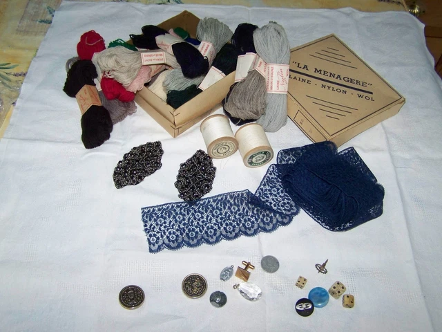 Lot De Boutons Anciens Et Bobine Verte Sur Carte - Mercerie Vintage, Idéal Pour Créations