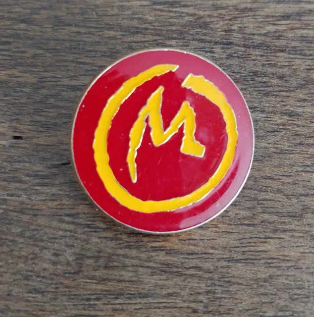 Pin's Blake et Mortimer LA MARQUE JAUNE