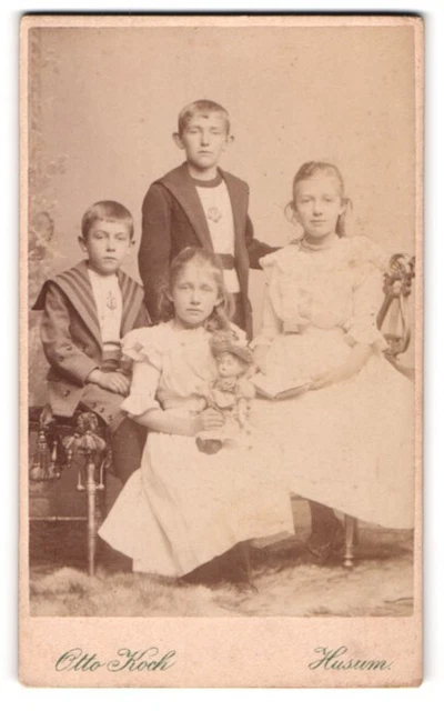 Fotografie Otto Koch, Husum, zwei Mädchen und Knaben in Anzügen und Kleidern mi