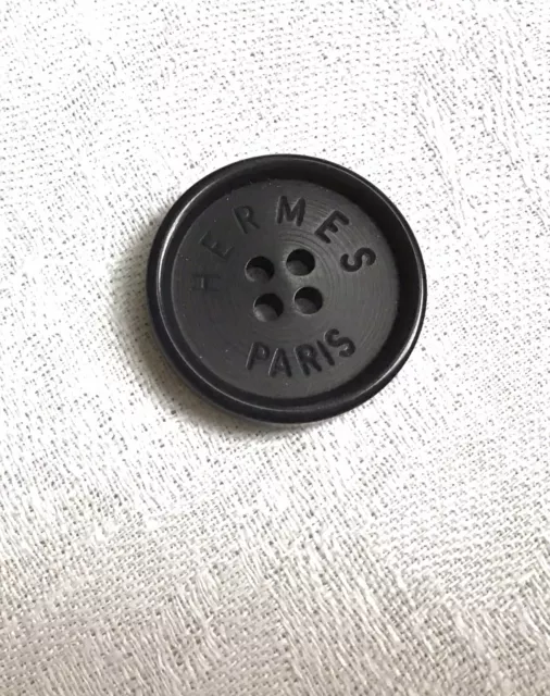 HERMÈS PARIS BOUTON BLEU MARINE GRAVÉ Diam 22mm AUTHENTIQUE MERCERIE LUXE NEUF