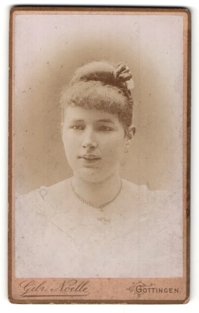 Fotografie Gebr. Noelle, Göttingen, Portrait junge Dame mit Hochsteckfrisur und