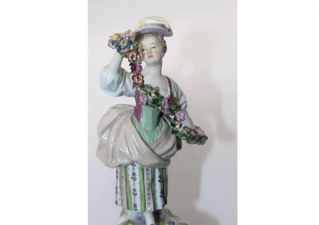 MEISSEN Porzellanfigur 'Mädchen mit Blumengirlande', 2. Hälfte 19. Jhd.