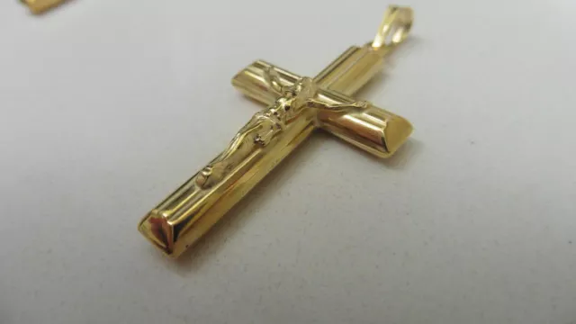 Nuevo 9ct O 18ct Oro Amarillo Doble Embosed Sagrada Cruz Forrado Crucifijo Jesús