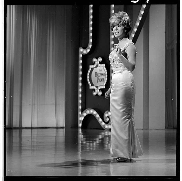 VIKKI CARR PERFORMING on TV 1966 The Hollywood Palace Old Photo 9 EUR 6