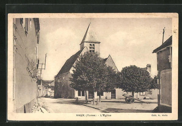 CPA Vaux, L´ Eglise, vue de la rue avec l'Église