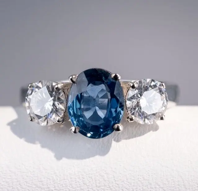 Bague de fiançailles délicate à trois pierres en diamant simulé de coupe...