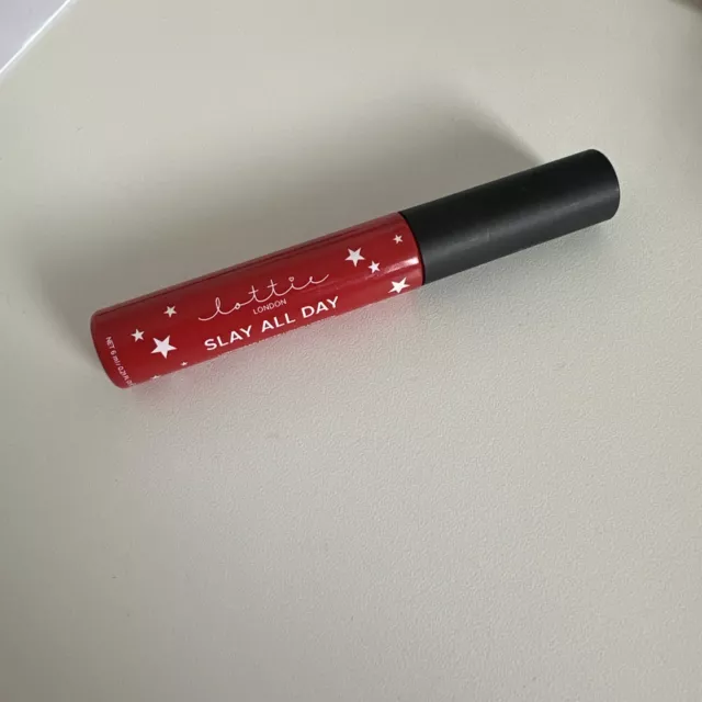 Lottie London nuovo rossetto liquido opaco colore ""Slay It"" (rosso).