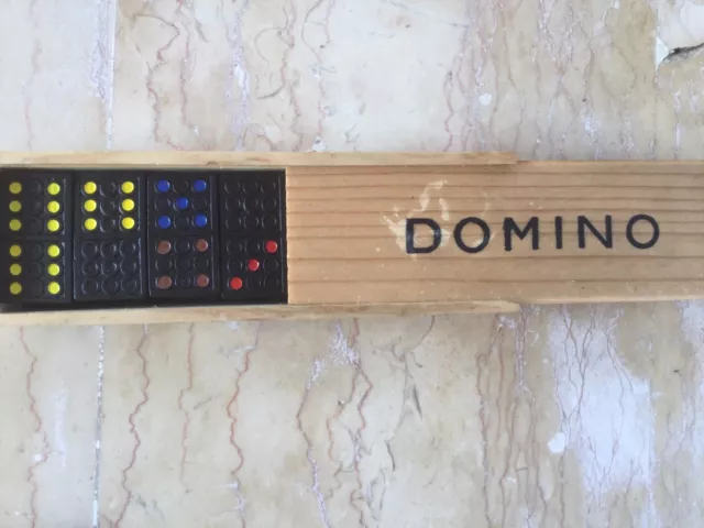 Jeu De Dominos Dans Boîte En Bois