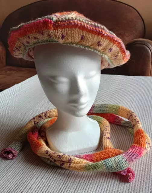 Fait main: pour femme, ensemble Béret et Echarpe fine en laine; multicolores