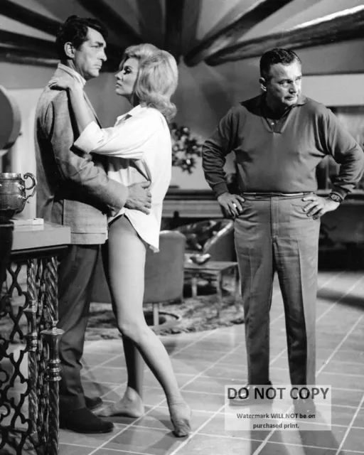 Dean Martin And Nancy Kovack On The Set Of "The Silencers" - 8X10 Photo (Aa-369)