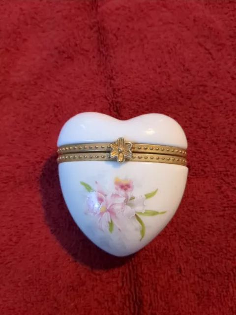 Phb heart shaped trinket box gold trim, white with pink flowers 3"