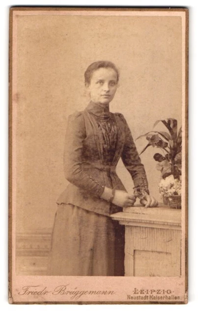 Fotografie Friedr. Brüggemann, Leipzig, Eisenbahnstr. 1, Portrait junge Frau im