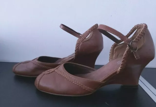 Chaussures a brides en CUIR taille 38 couleur camel