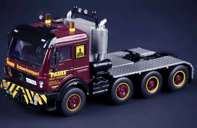 Camions miniatures rouges Mercedes