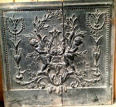 plaque de cheminée  fonte de fer XIX siècle scène tête de mouflon fleurs de lys 