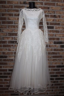 Vintage~1950's~WEDDING DRESS~White Ivory~LACE Tulle~FULL LENGTH~Long Sleeve~XS~S