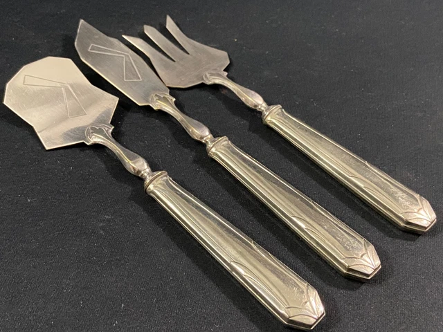 DOUZE COUVERTS A ENTREMET en argent modèle à filets
