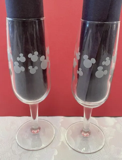 https://www.picclickimg.com/yZMAAOSw9WxldiWl/Disney-Mickey-Mouse-Champagne-Flutes-Wine-Glasses-Pair.webp