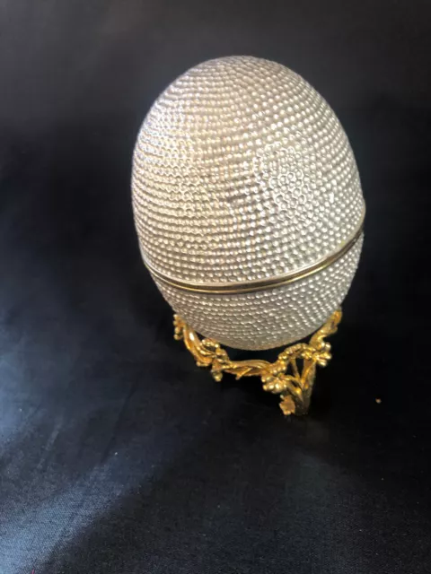 Œuf doré à l’or fin d’après Fabergé couleur argenté à décor perlé