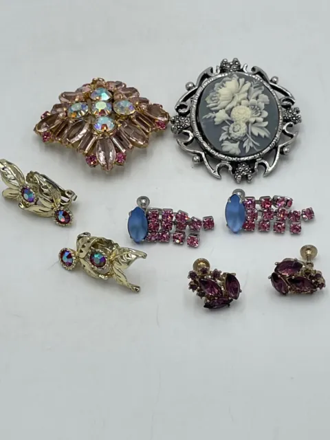 Vintage 8 Piece Estate Jewelry Retro Fashion Pins Brooches Blue Cameo Earrings