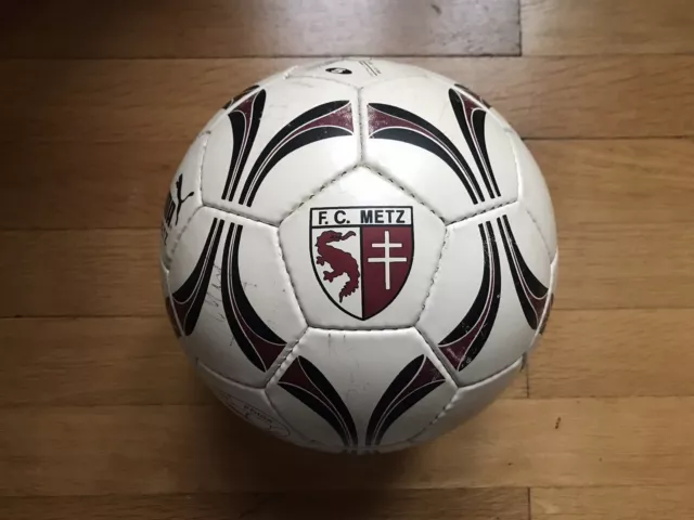 Ballon de football vintage FC Metz Puma années 90 signé