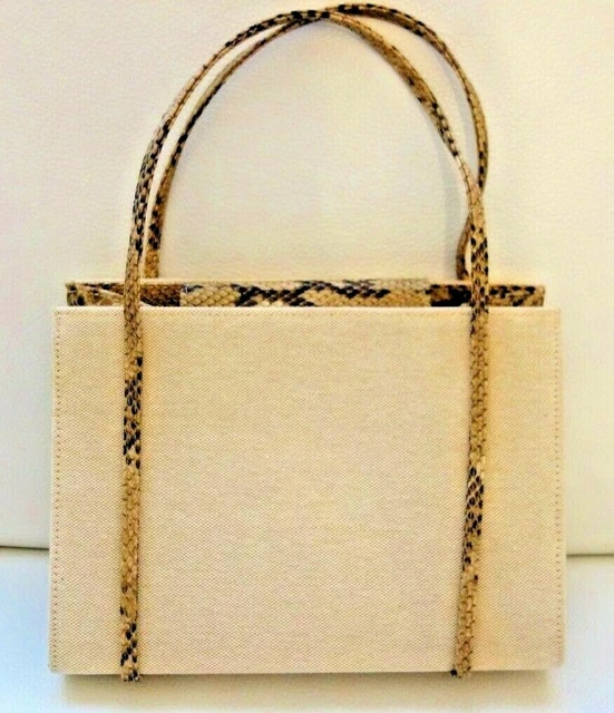Des boucles d’orelles épurées dans le thème géométrque en laton doré et perle naturelle