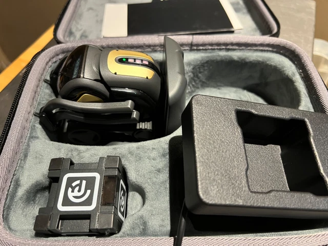 Anki Vector Home Robot : Comes with charging station, cube, manual and box!