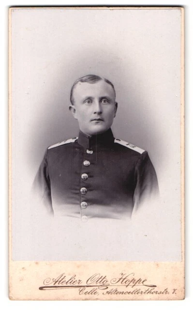 Fotografie Atelier Otto Hoppe, Celle, Altencellertorstr. 7, Portrait Soldat, Sc