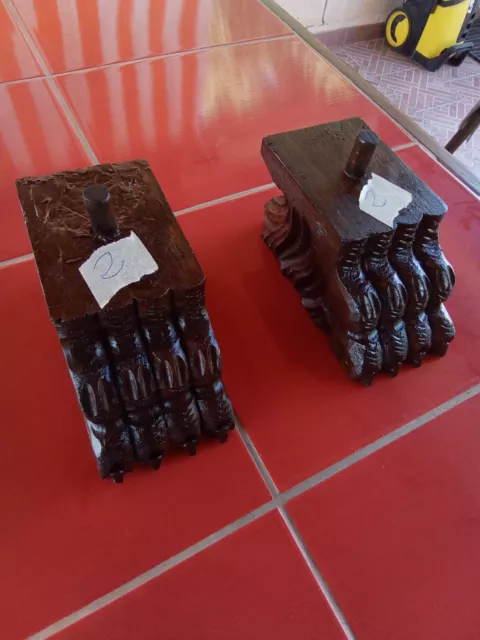 Lotto Di Due Antichi Piedi In Legno Di Noce A Zampa Di Leone. (2)