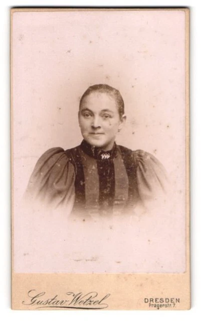 Fotografie Gustav Wetzel, Dresden, Pragerstr. 7, Junge Dame im Kleid mit Kragen