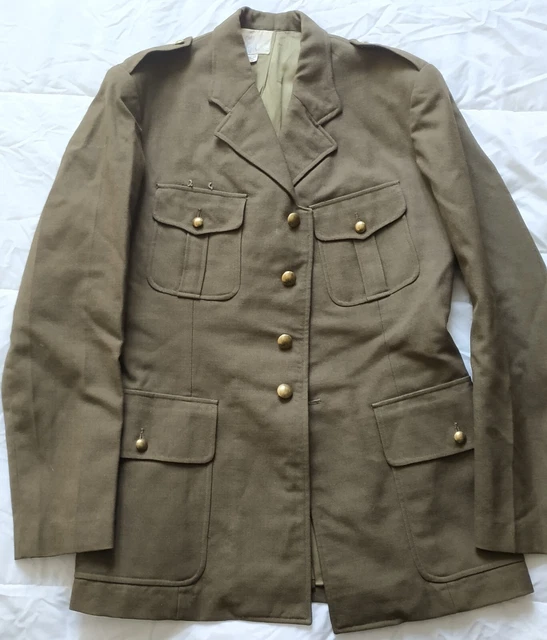 Veste Militaire Kaki : Comment la Porter de Manière Féminine