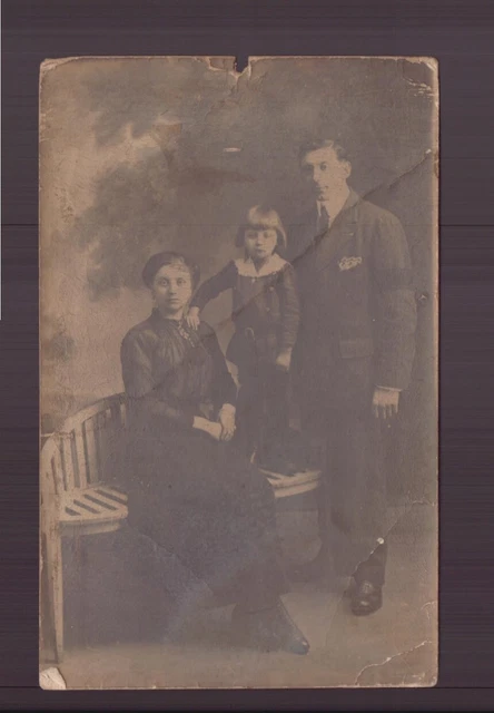Carte-photo " Enfant entouré de ses parents "