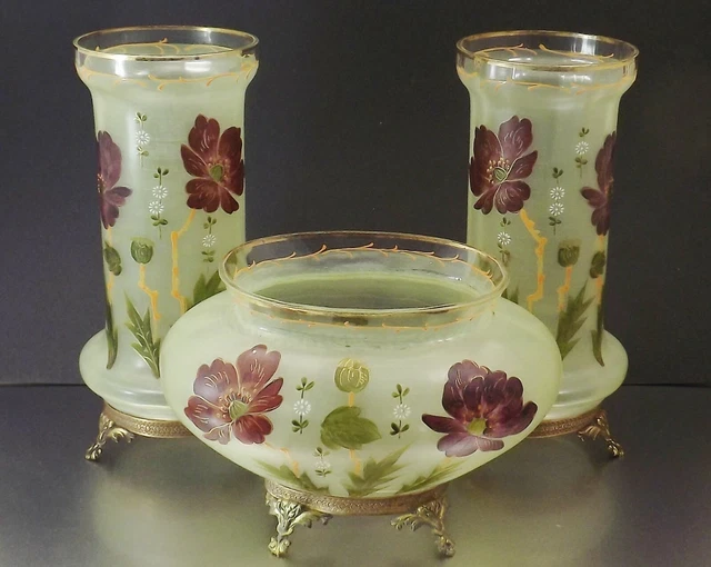 Garniture De Vases Et Coupe En Verre Opalescent A Decor Emaille De Fleurs