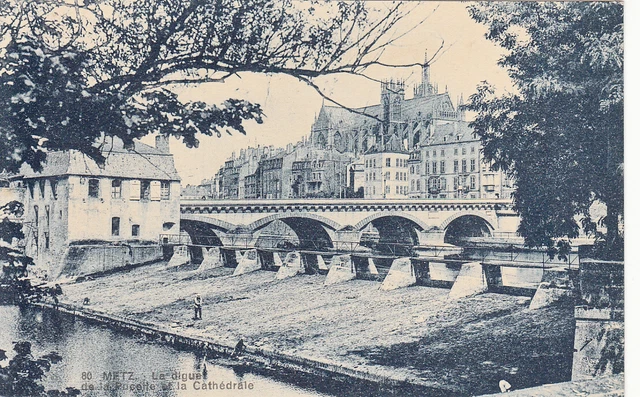 Carte postale ancienne MOSELLE METZ 80 digue de la pucelle cathédrale