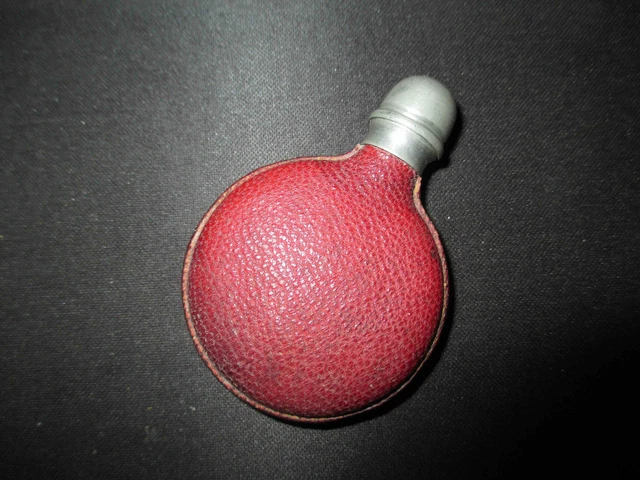 ancien flacon à sel verre soufflé cuir et étain début XX ème