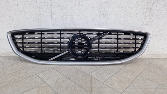Volvo V40 R-Design 2016 -2019 Front Bumper Upper Centre Radiator Grill 31425331