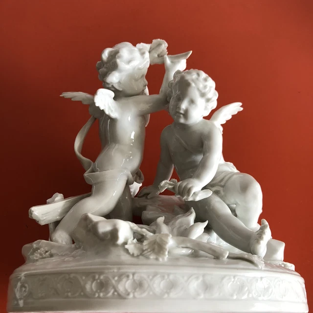 Grand groupe en porcelaine Anges Signé Jules