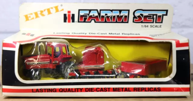ERTL Farm Set 1:64 Die-Cast Metal Replica Red Tractor & Hay Baler Wagon NEW! H7
