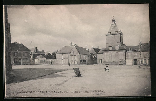 CPA Coucy-le-Chateau, La Place de l´Hotel-de-Ville