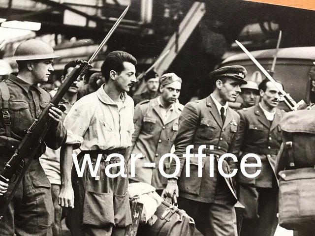ORIGINAL WW2 BRITISH PRESS PHOTO: Italian Prisoners of War under armed ...