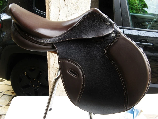 3002* SELLE FOUGANZA tout cuir très bonne qualité proche du neuf