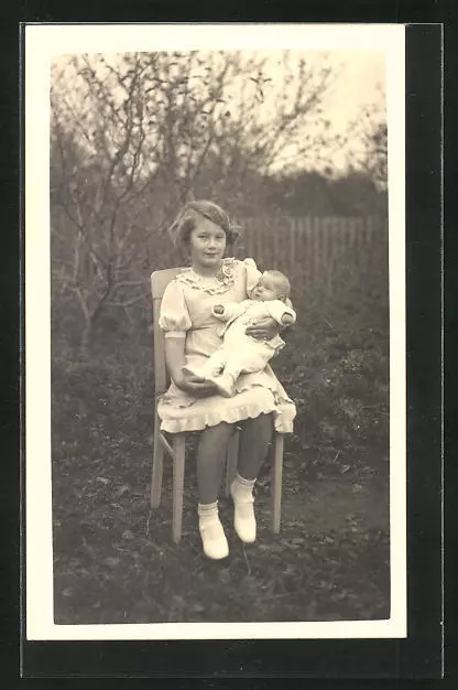 Foto-AK Mädchen hält Geschwisterkind auf dem Arm, 1938