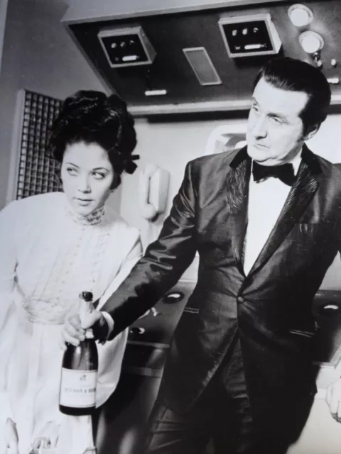 Linda Thorson / Patrick Macnee ( 2 ) - The Avengers - Brilliant Unsigned Photo