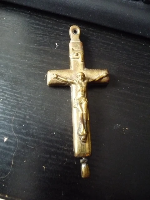 Crocifisso in ottone con  all'interno la reliquia di San Vincenzo Ferreri.
