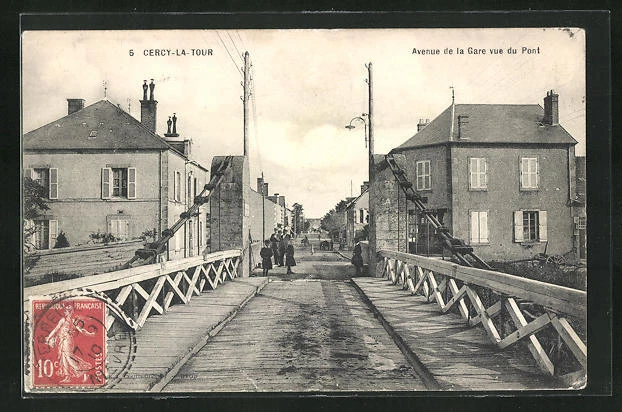 CPA Cercy-la-Tour, Avenue de la Gare vue du Pont 1910