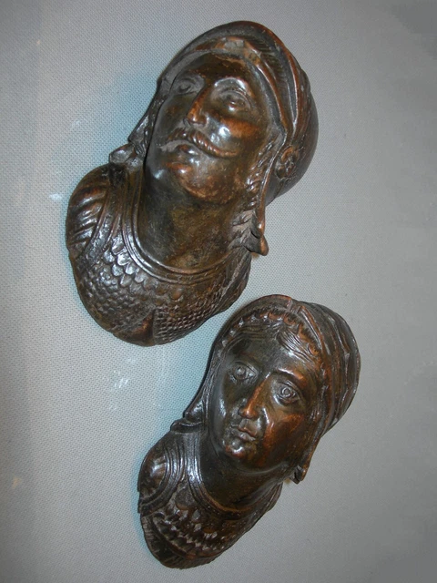 Deux anciennes tetes en bois sculpté