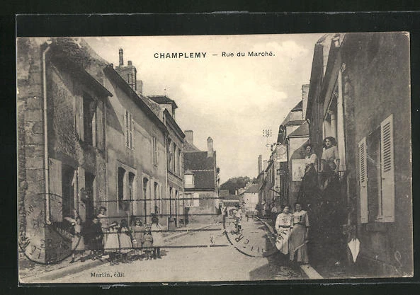 CPA Champlemy, Rue du Marché, vue de la rue avec des enfants 1917