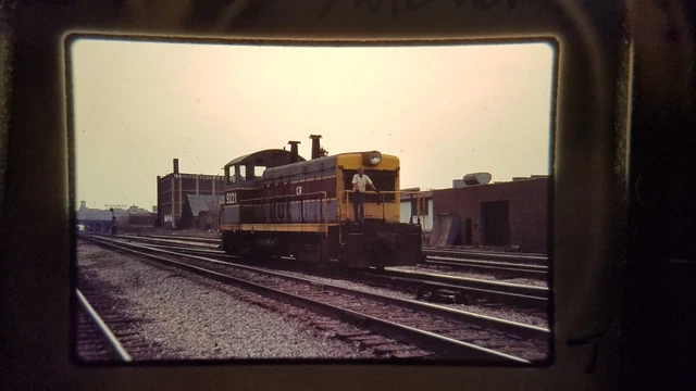XTA20 35MM Train Slide ENGINE LOCOMOTIVE RR CR CONRAIL SWITCHER 1976 EL PAINT